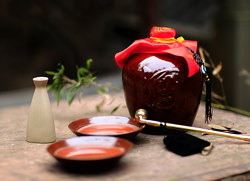 為什么右側倒酒左側敬酒，了解中國酒文化中的禮儀與習俗