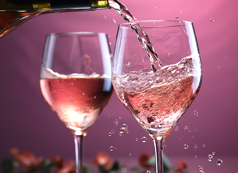 魅力之源，健康之选，色泽迷人的桃红葡萄酒